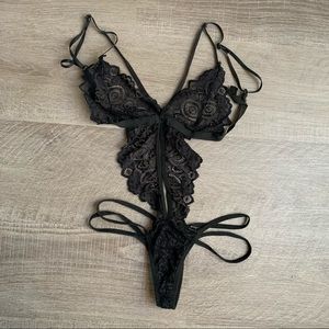 Black lacy lingerie body suit! Size small, & still in like new condition!